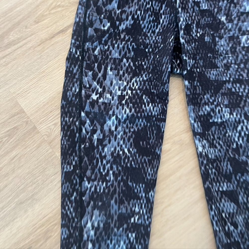 ** Athleta Chaturanga High Rise Black/Gray Cobra Snake Print Leggings XS - Picture 3 of 10